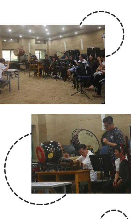 程天健老师带领学员排练鼓乐