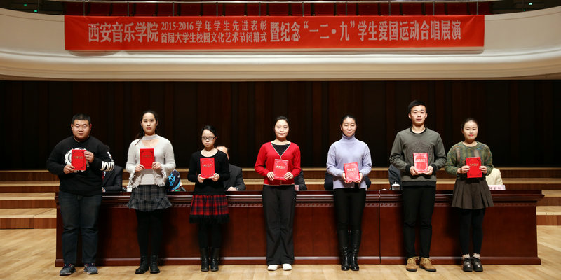 国家奖学金获得者 李亚萍(右一)
