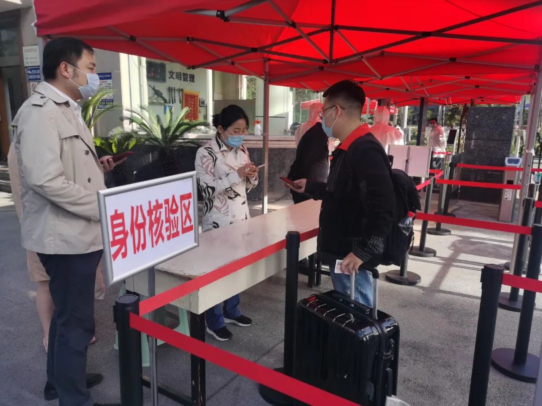 音乐学系丁羽杰同学正在进行健康码扫描