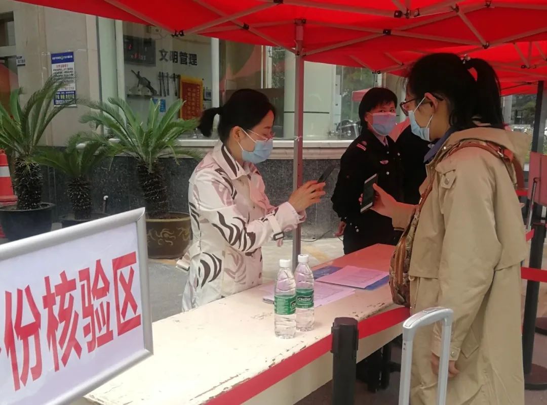 音乐学系丁羽洁同学正在准备进行体温测量