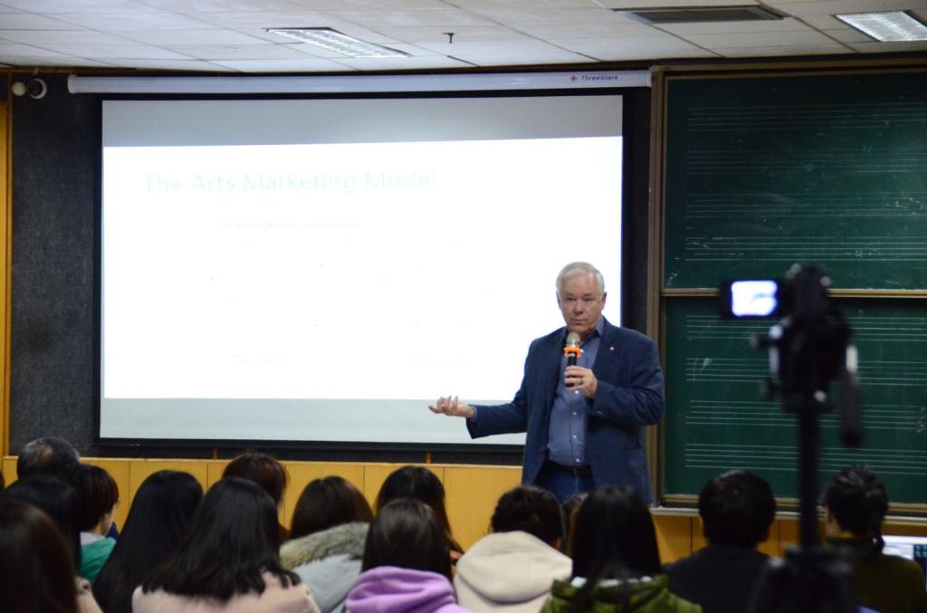 弗朗西斯·科尔伯特教授讲座进行中