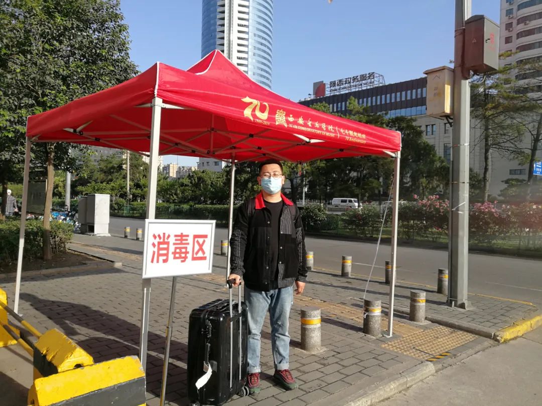 音乐学系丁羽洁同学正在准备进行体温测量