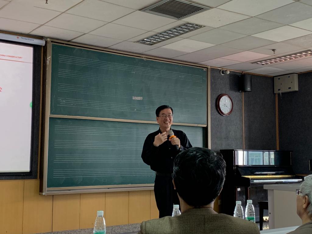 谢嘉幸教授进行授课