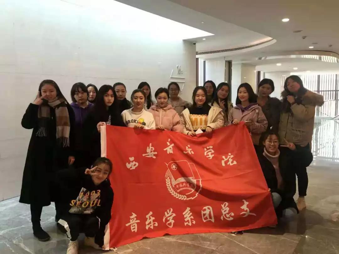 观看后同学们留影纪念