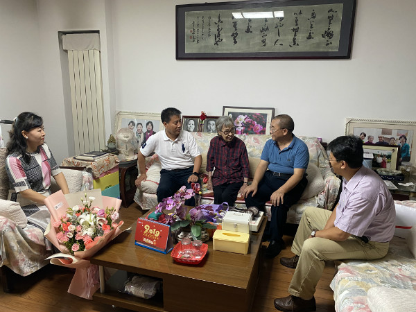 看望退休教师冯亚兰