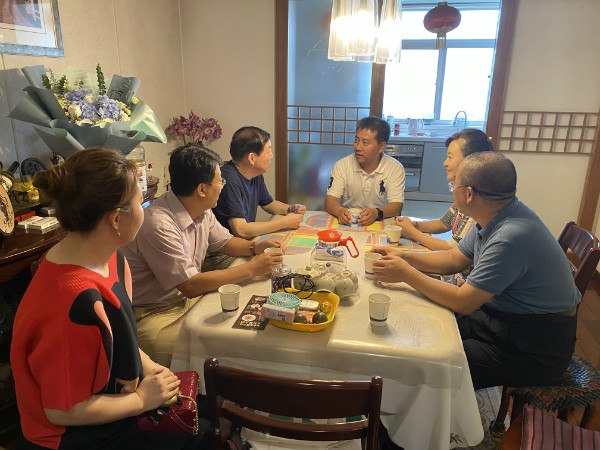 看望退休教师程天健
