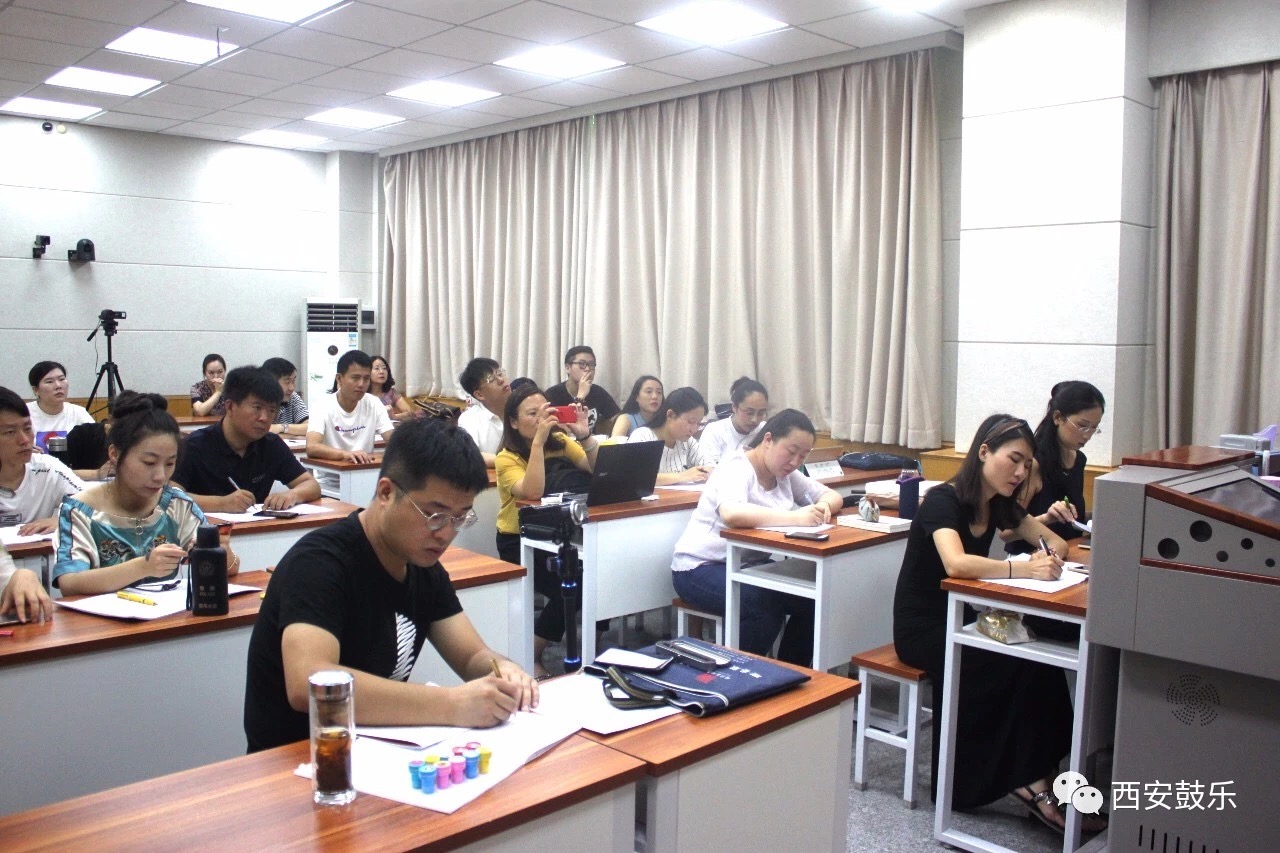 学员们认真聆听文茹老师的授课