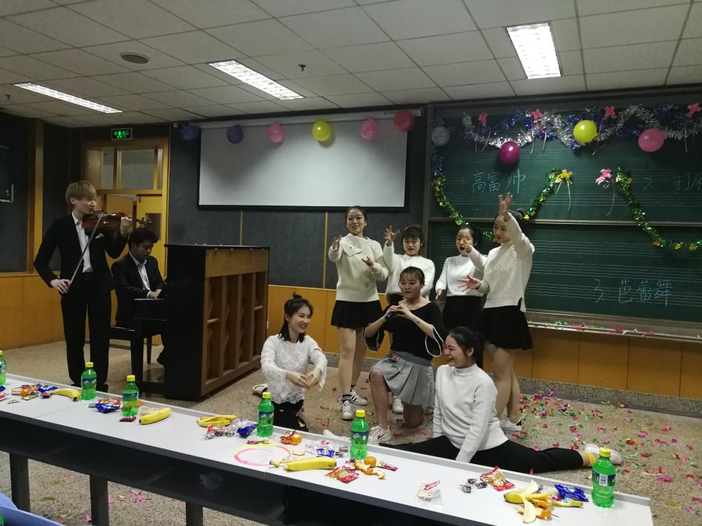 艺术史论研究室的同学们歌舞表演《友谊地久天长》