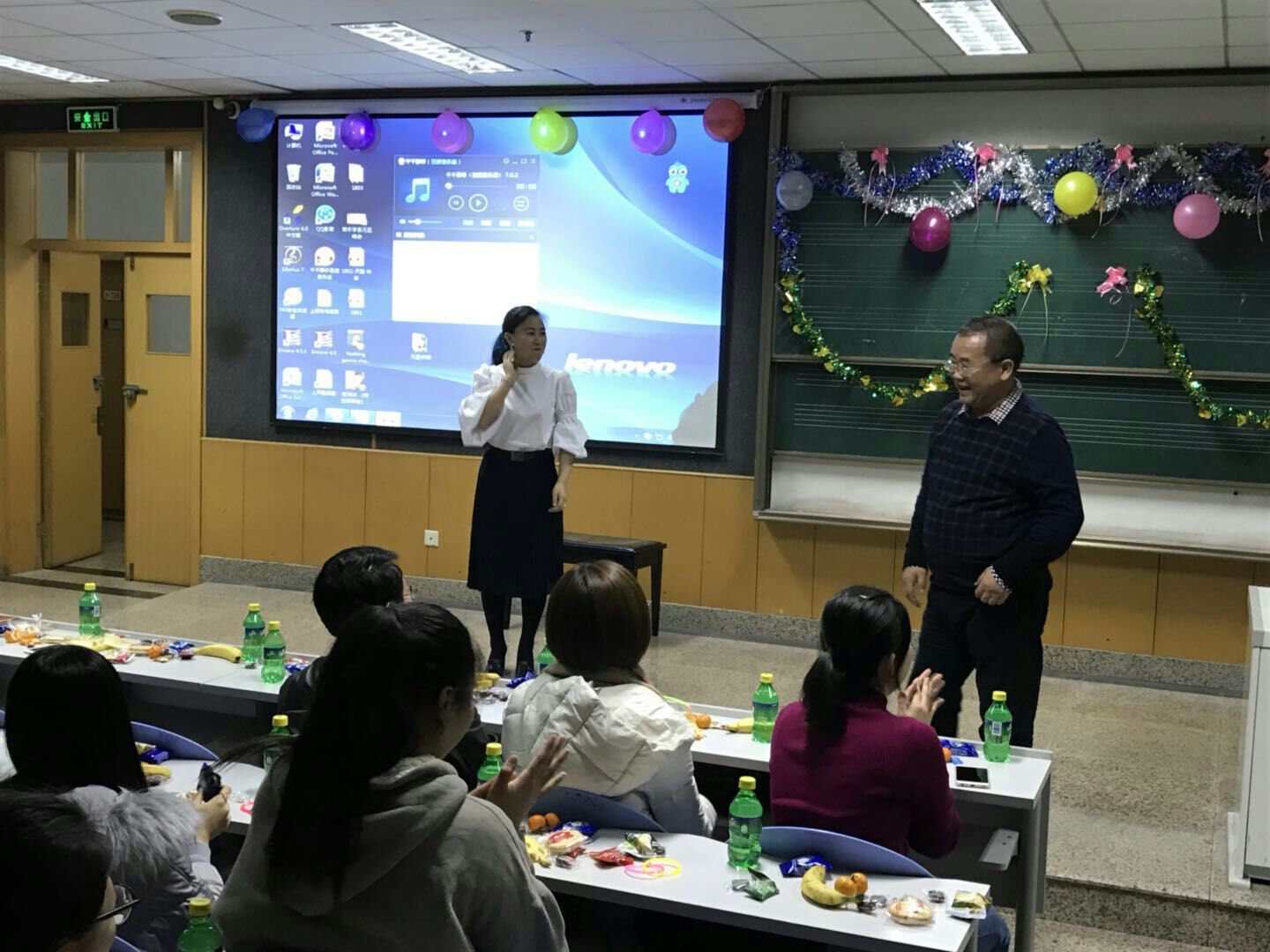 老师们进行“你做我猜”的游戏