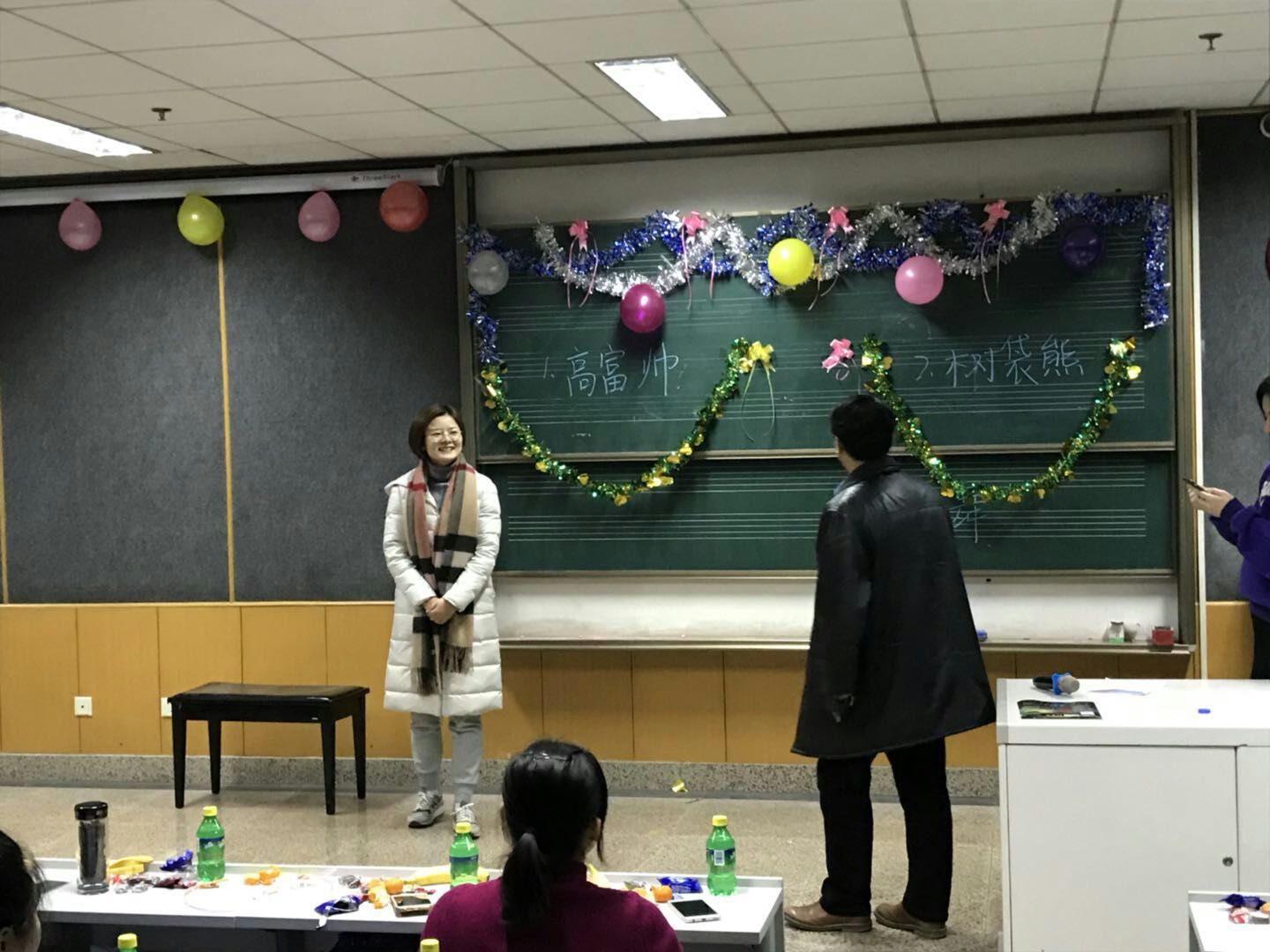 老师们进行“你做我猜”的游戏