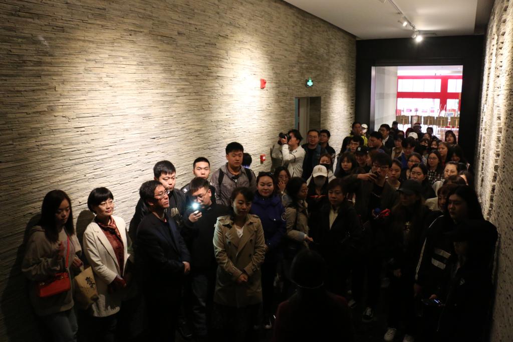 音乐学系师生认真听陕北民歌博物馆工作人员讲解
