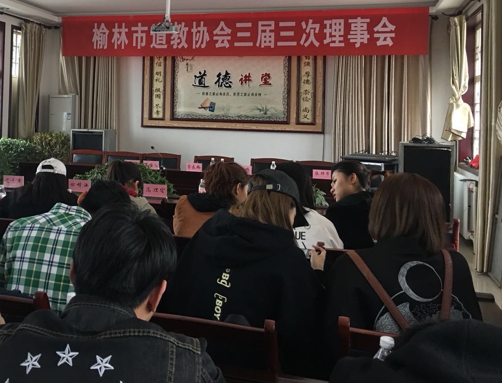 同学们阅读白云山相关书籍