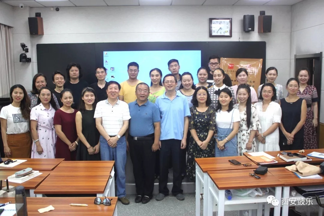 褚历老师与全体学员老师合影