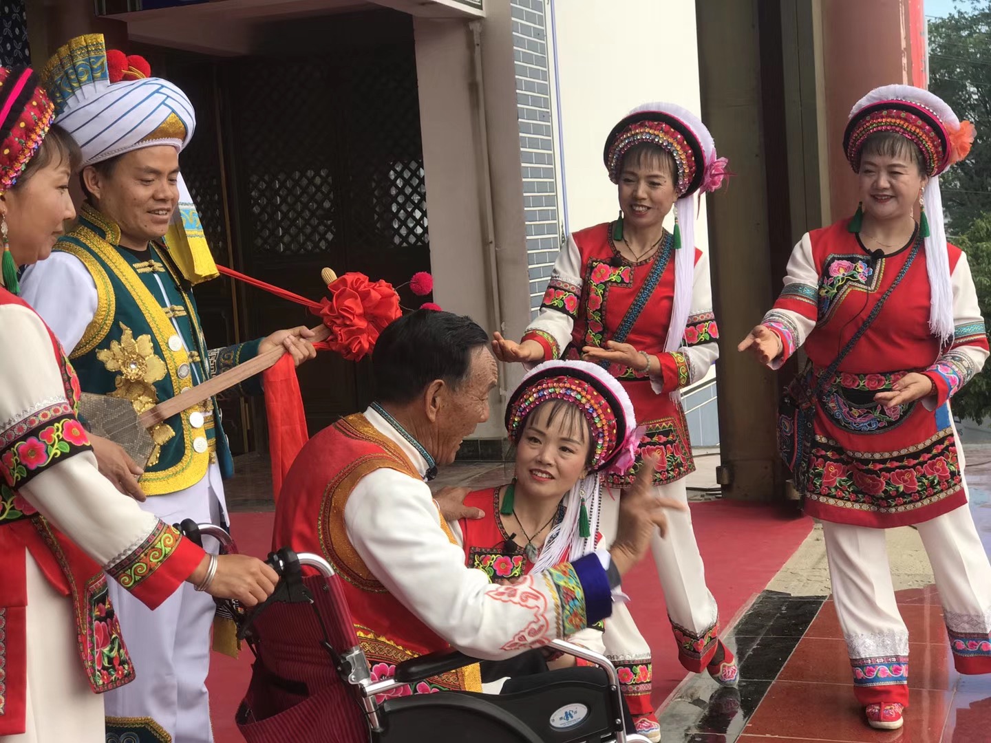 赵丕鼎老师一家进行演出