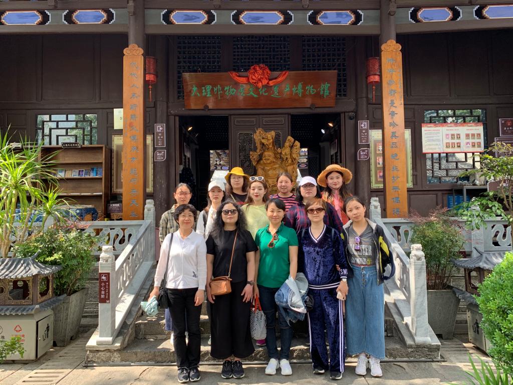 音乐学系师生在非物质文化遗产博物馆前合影留念