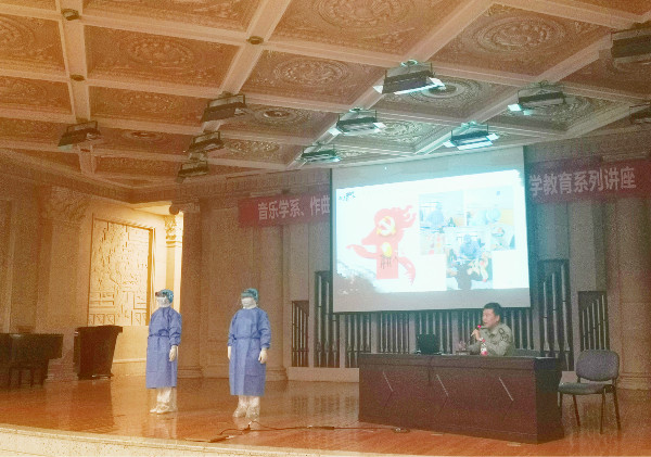 医护人员现场演示