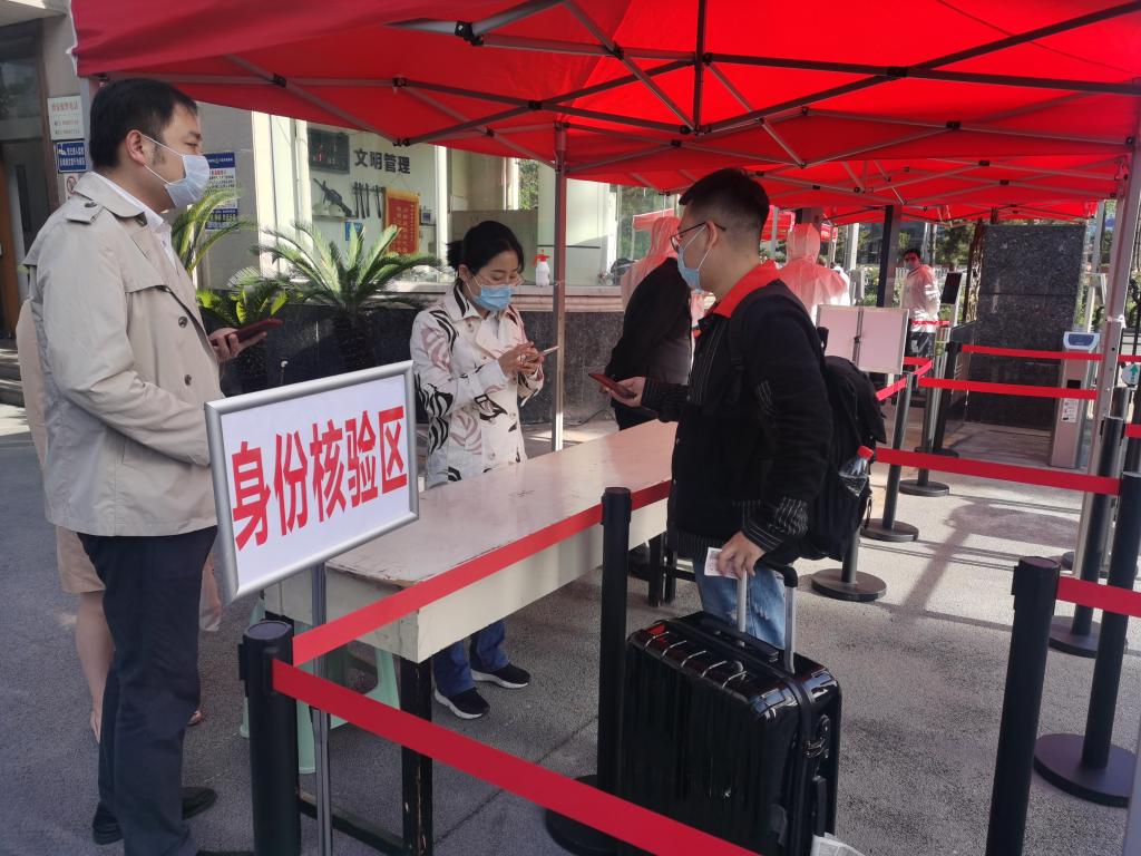 音乐学系丁羽杰同学正在进行健康码扫描