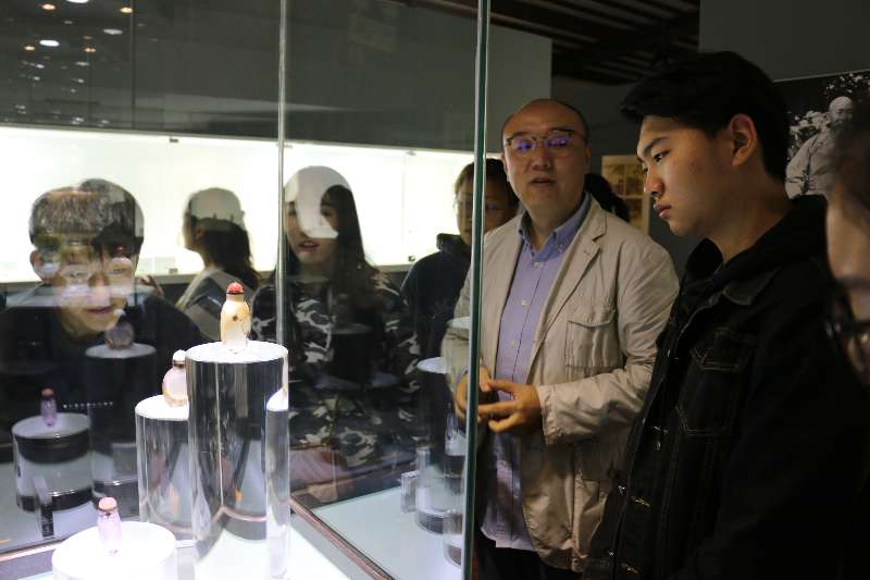 同学们参展并聆听负责人生动形象的讲解