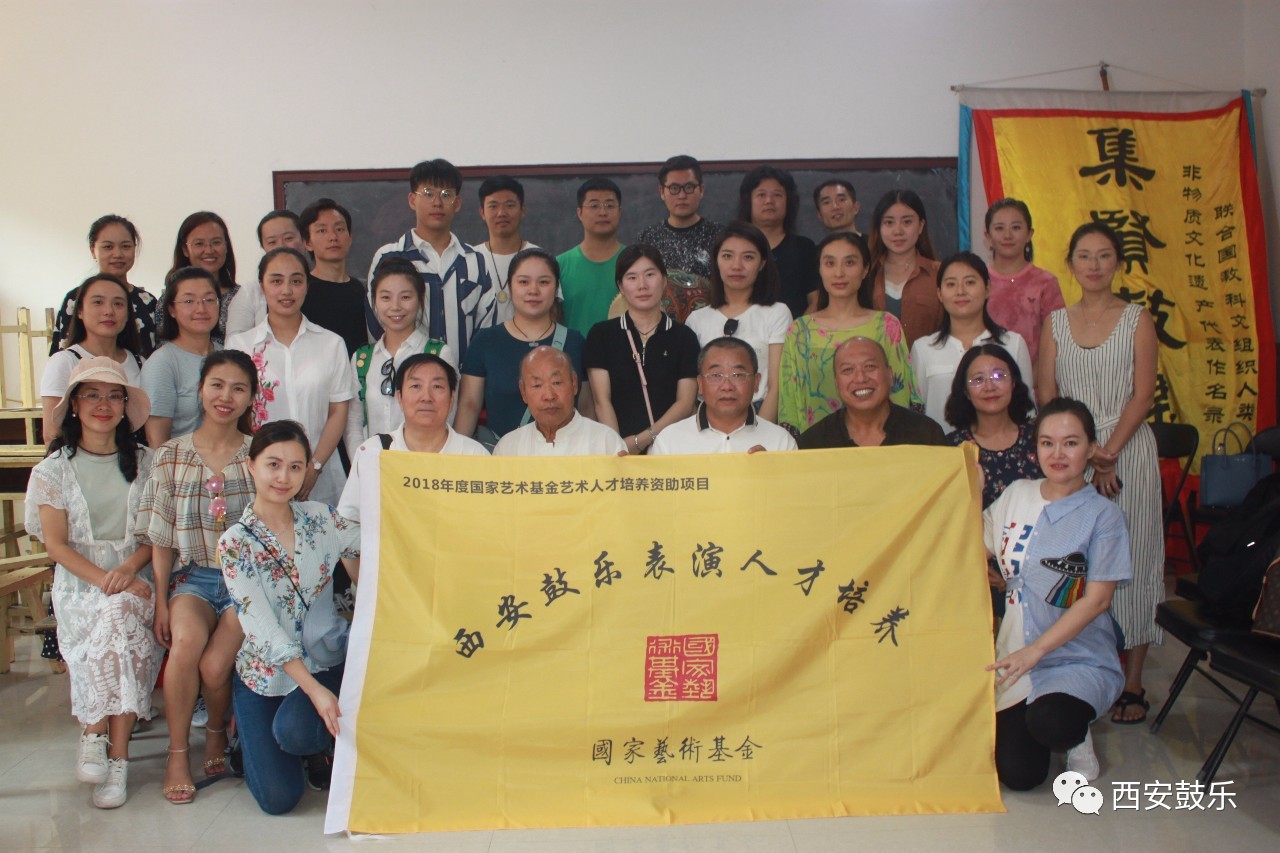 南集贤西村鼓乐社与全体学员老师们合影
