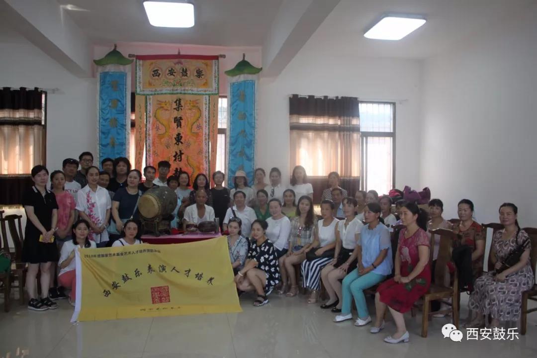 南集贤东村鼓乐社与全体学员老师们合影