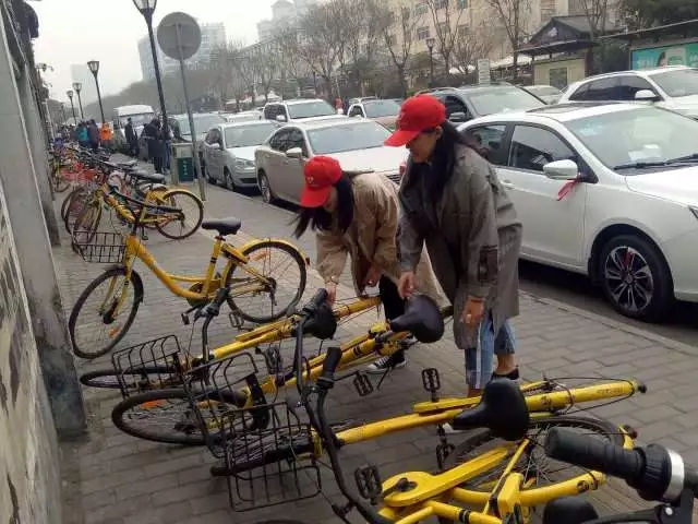 同学们摆放共享单车