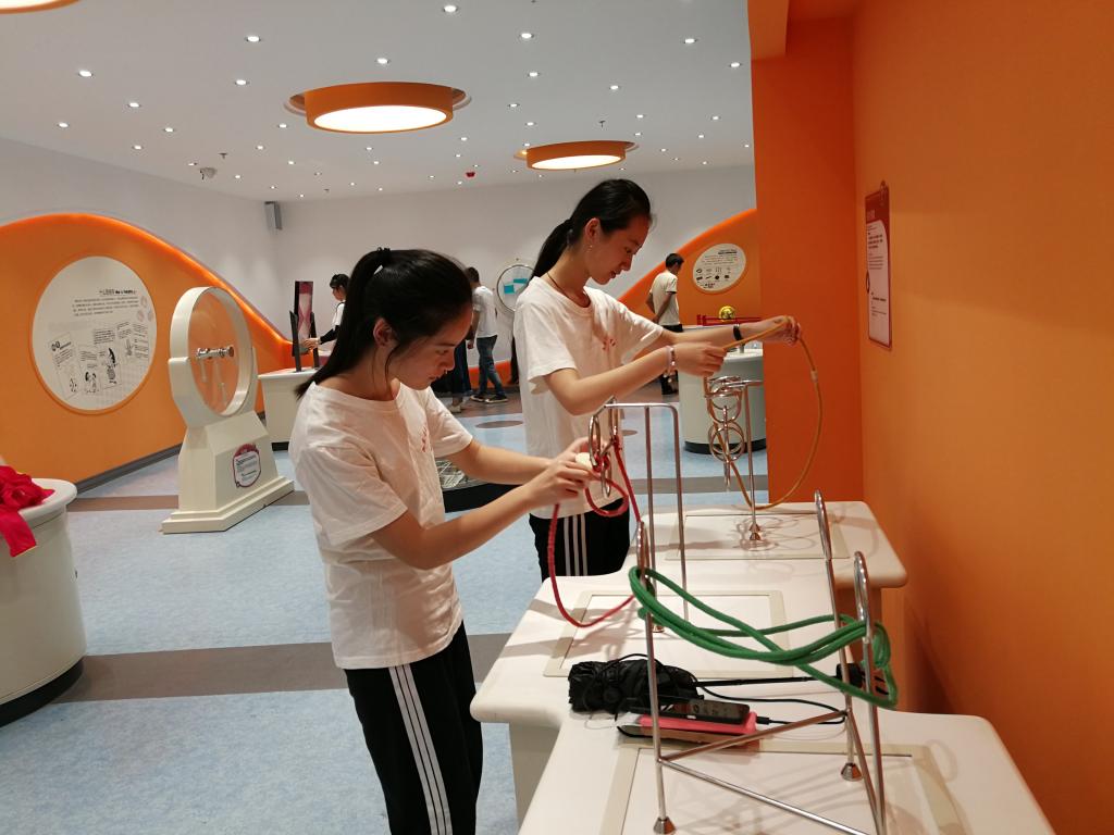科技馆中做实验
