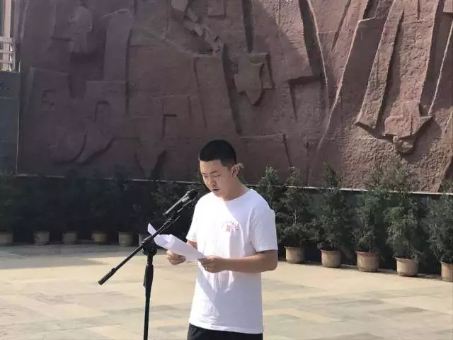 班长邵星睿代表全体员工向烈士们表达敬意