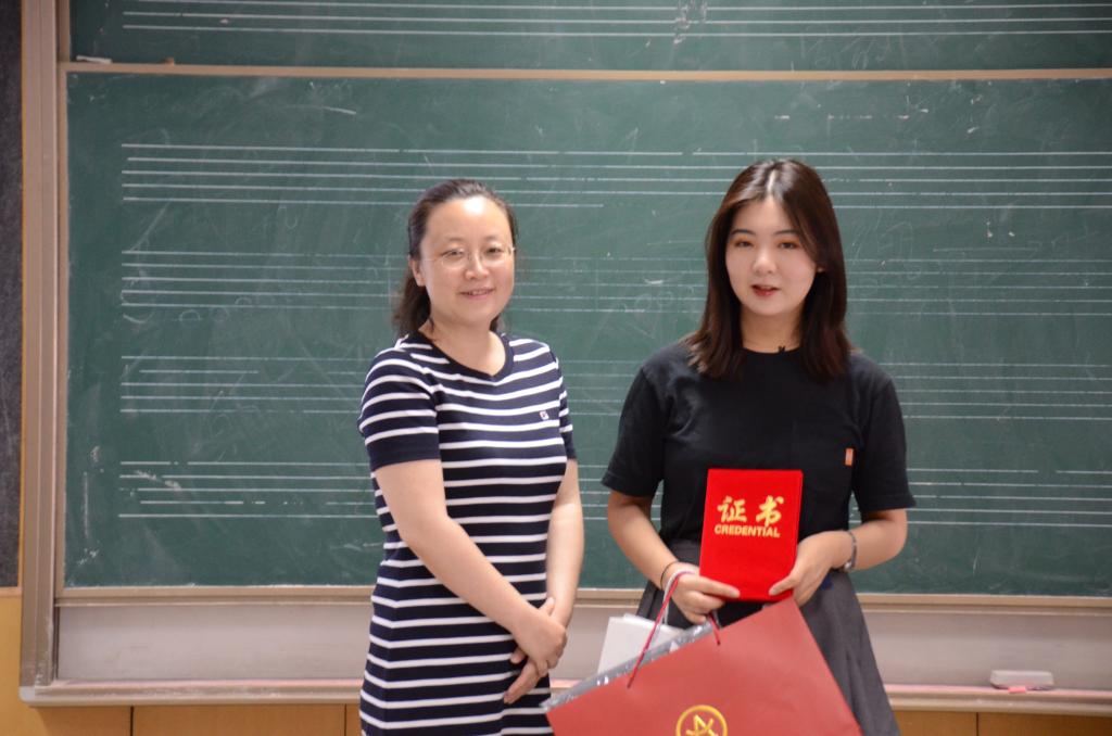 崔莹老师为员工颁奖