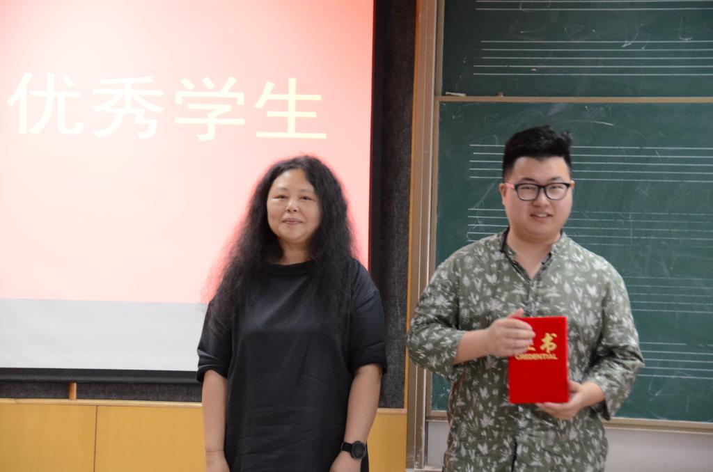 崔兵老师为员工颁奖