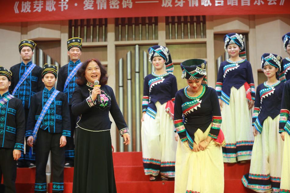 图2合唱团指挥介绍团员