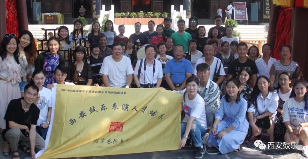 城隍庙鼓乐社与全体学员老师合影