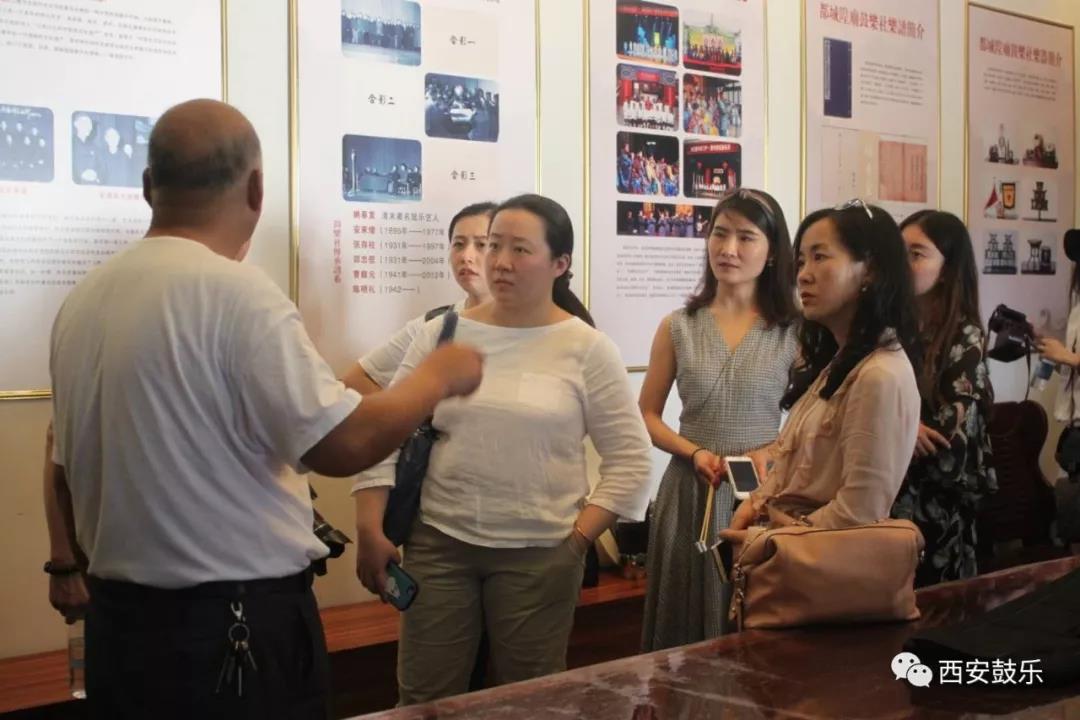 张西鸣老师带领学员参观陈列厅