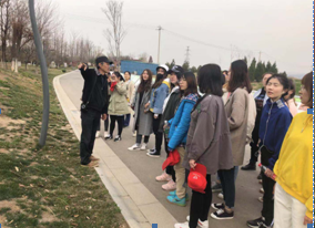 同学们参观植物园