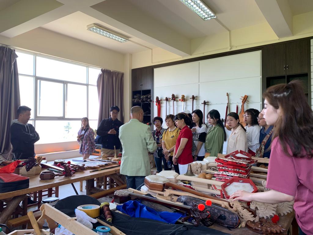 参观大理大学民族乐器制作工作室