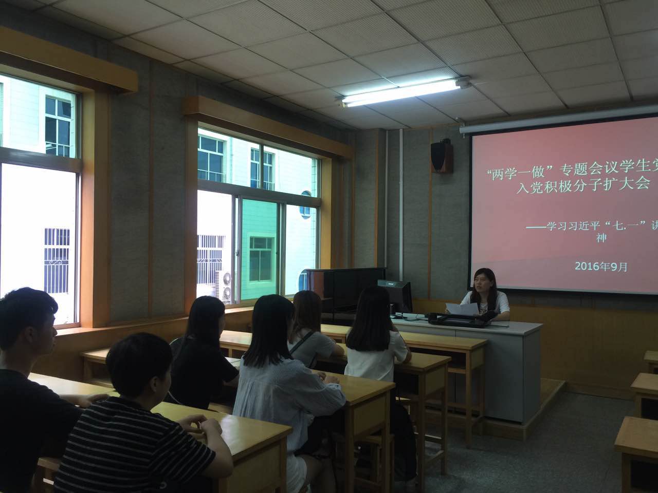 员工党员学习现场