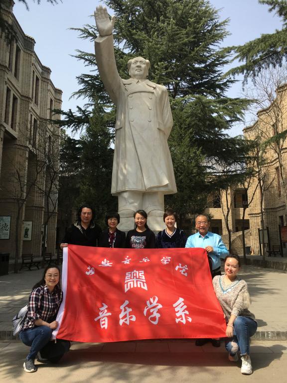 在毛主席像前合影