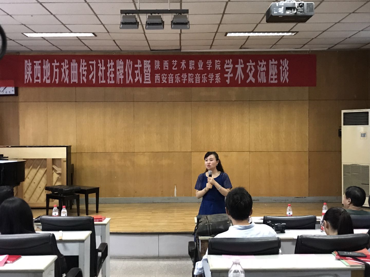 音乐学系书记王文霞