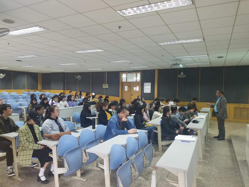 音乐学系主任叶明春发表讲话