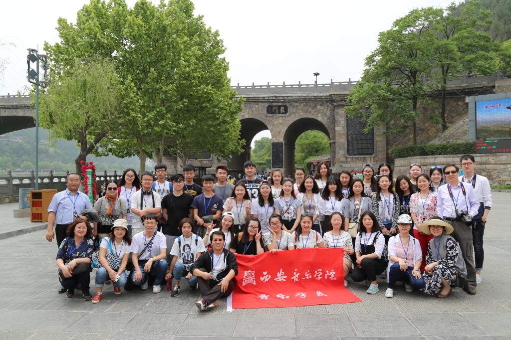 龙门石窟师生合影