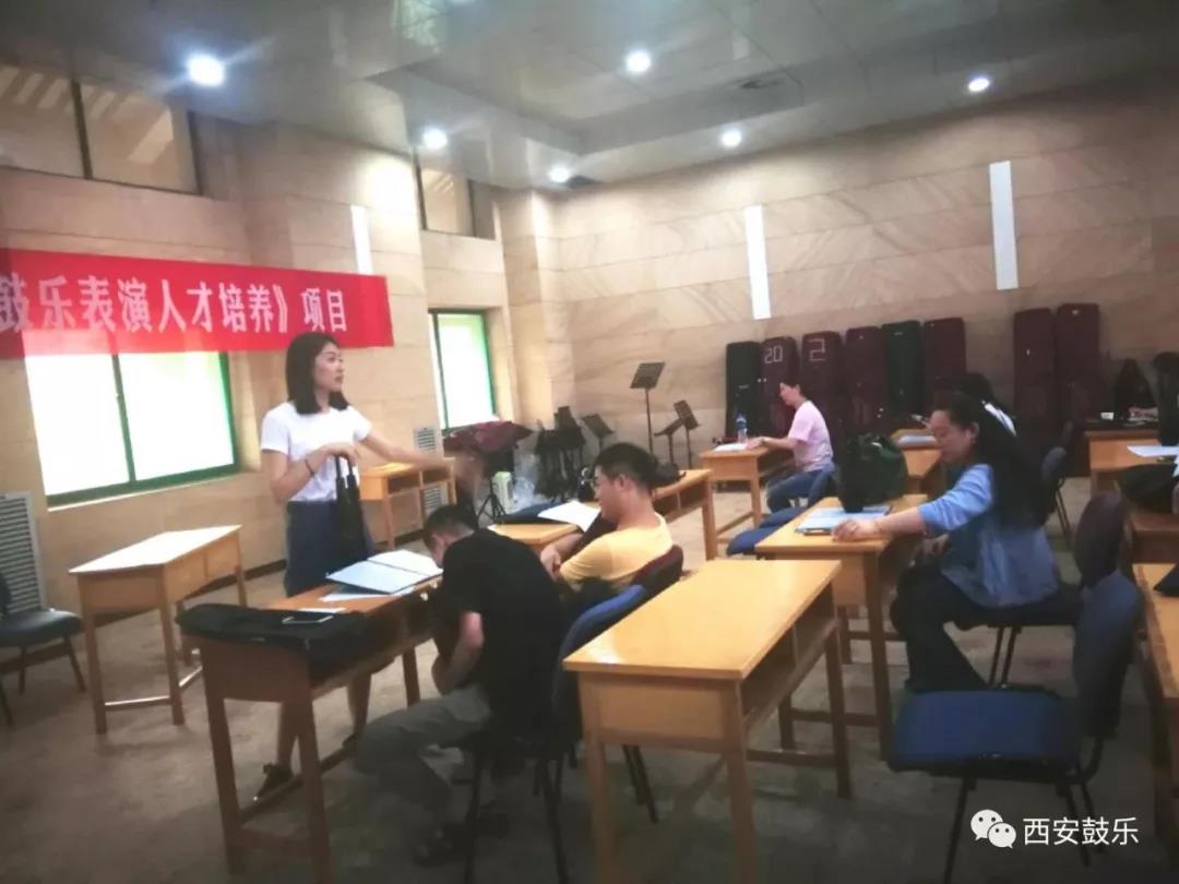 张亚楠老师带领学员进行鼓乐排练