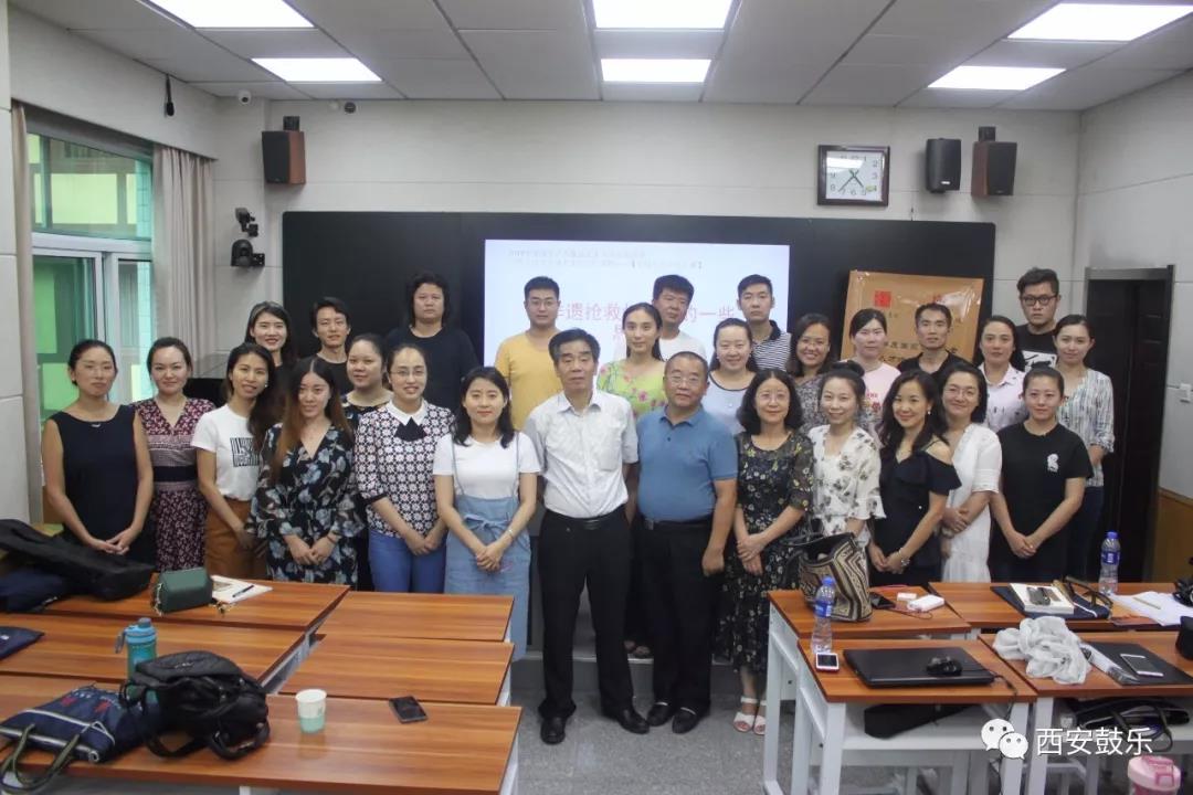 许德宝老师与全体学员教师合影