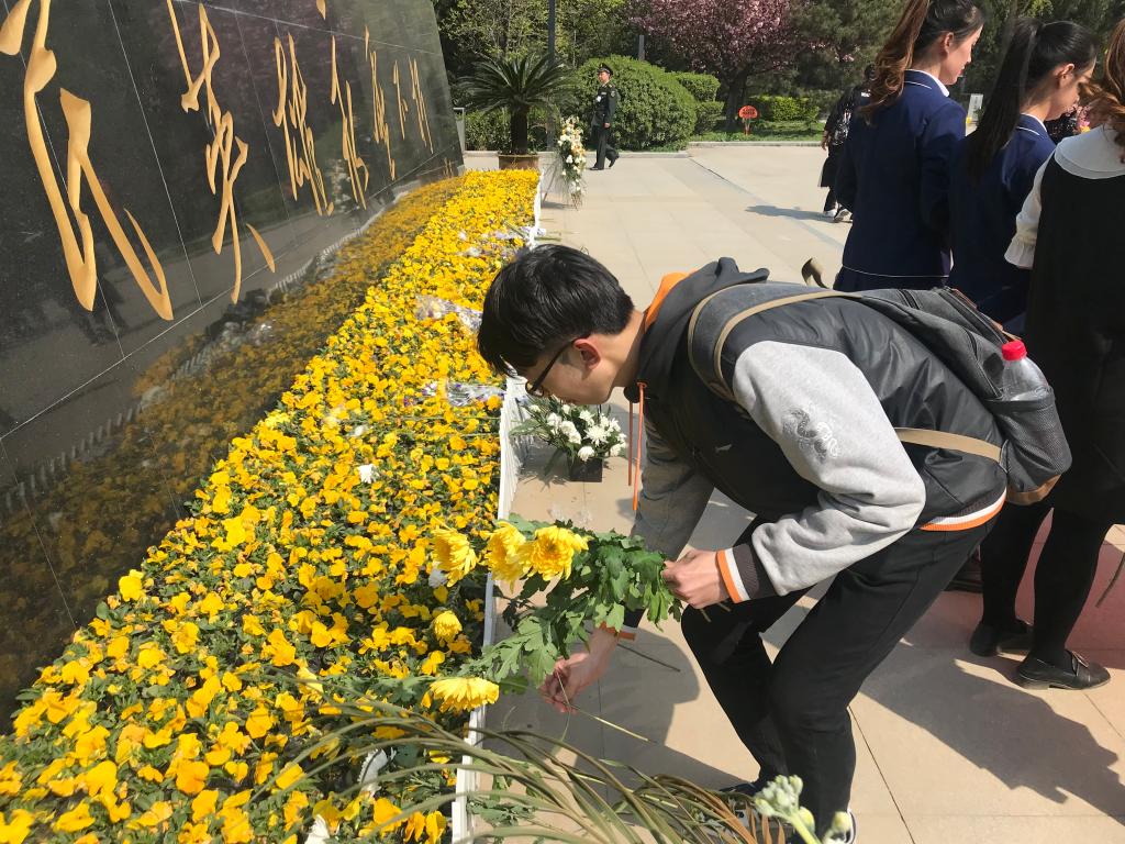 音乐学系员工向烈士墓碑献花.jpg
