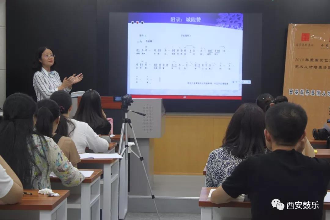 牛玉冰老师为学员教授曲谱