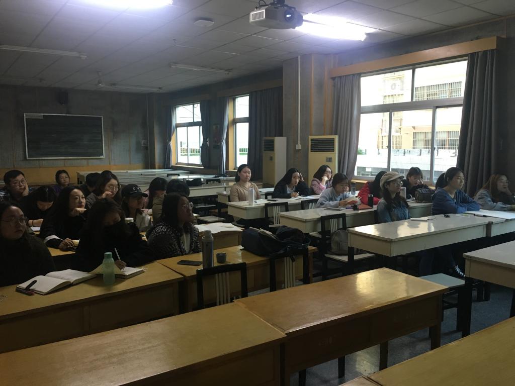 同学们认真听马强讲课