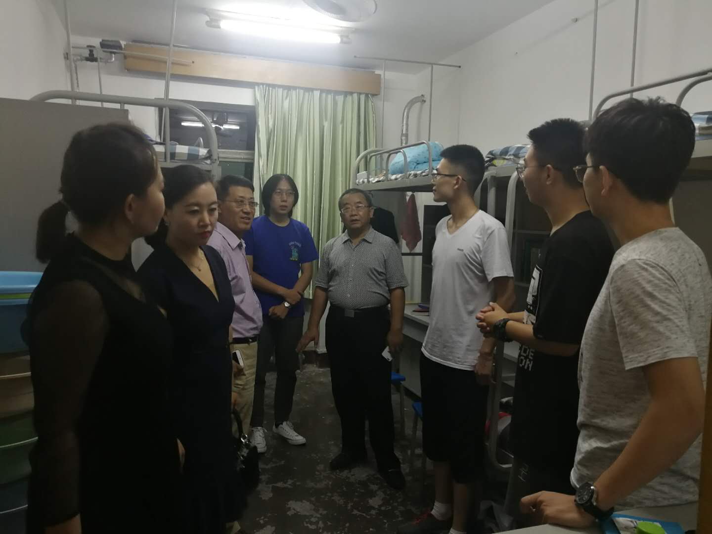 系领导赴宿舍慰问新同学