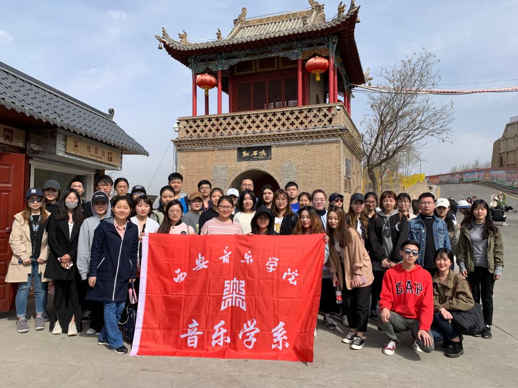 16级音乐学在红石峡门前合影留念