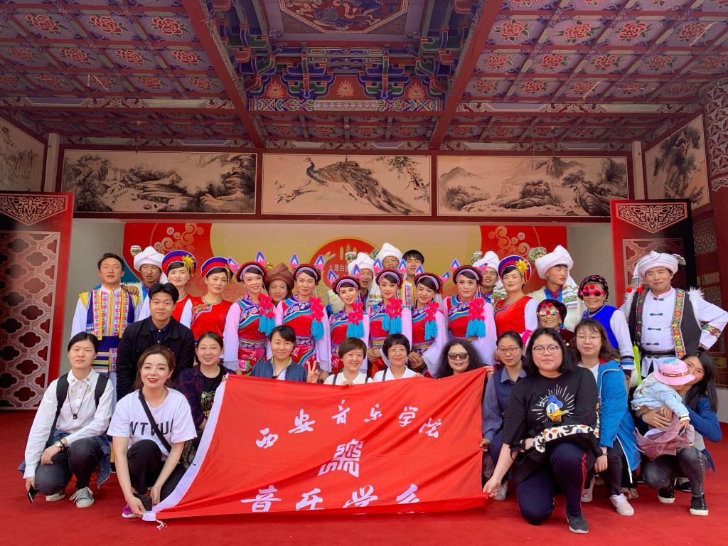 音乐学系师生与演出团队合影留念