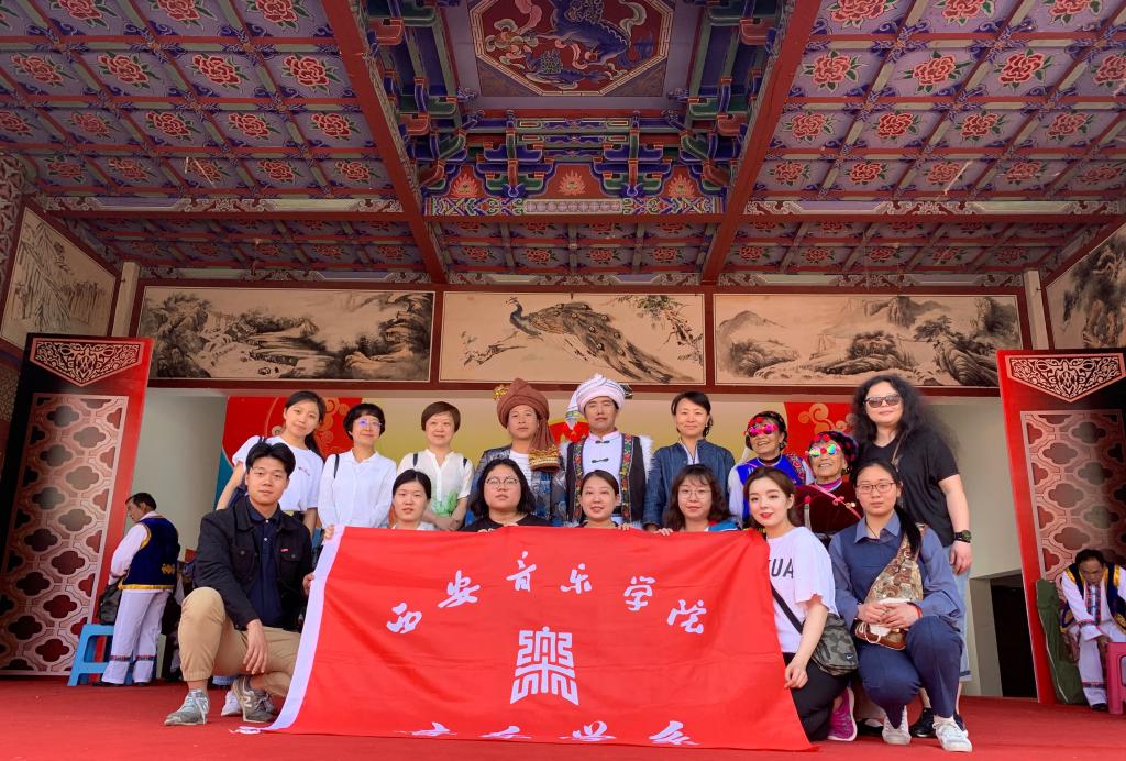 音乐学系师生与姜宗德老师、罗智华老师合影留念