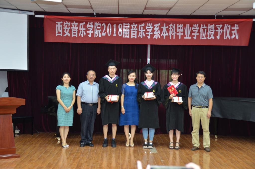 员工与老师合影留念