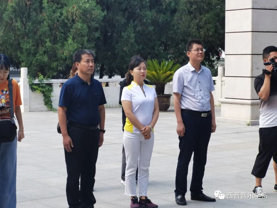 老师们注视着纪念塔